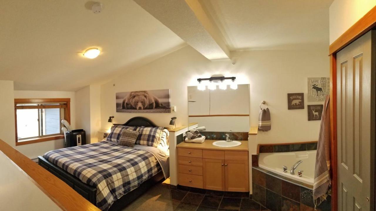 Downtown Loft, Mountain Views, Fireplace, Couple'S Retreat, Walker'S Paradise Canmore Extérieur photo